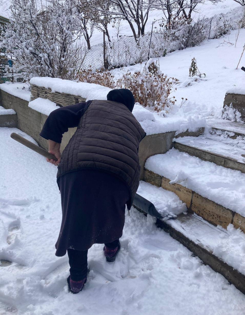 Социальные работники спешат на помощь к подопечным.